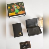 Складной карточный чехол Gucci с яркими металлическими деталями в виде головы ти