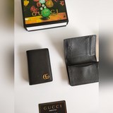 Складной картодержатель Gucci с яркими металлическими деталями с двойным логотип