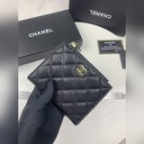 Новая модель короткого кошелька из металла с двойной складкой поступила в продаж