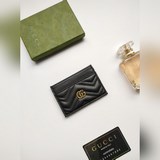 Новая женская сумка Gucci. Карточный чехол GG Marmont. Изготовлен из телячьей ко