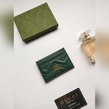 Новая женская сумка Gucci. Карточный чехол GG Marmont. Изготовлен из телячьей ко