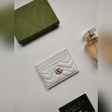 Новая женская сумка Gucci. Карточный чехол GG Marmont. Изготовлен из телячьей ко