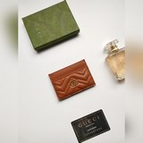Новая женская сумка Gucci. Карточный чехол GG Marmont. Изготовлен из телячьей ко