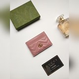 Новая женская сумка Gucci. Карточный чехол GG Marmont. Изготовлен из телячьей ко