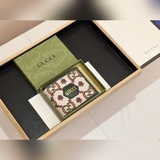 Бренд： Gucci 9664 Цвет： темно-зеленый Размер： 11*10*1,5 Описание：