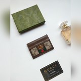 Серия однокомпонентных кошельков Ophidia изготовлена из высококачественного иску