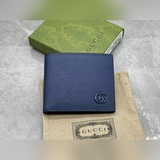 Кожаный кошелек с двойной складкой и оригинальным принтом GG Marmont. Отличается