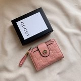 Бренд： Gucci 704 Цвет： черный, розовый Размер： 12*9*1,5 Описание：