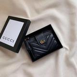 Бренд： Gucci 703 Цвет： черный, розовый Размер： 12*9*1,5 Описание：