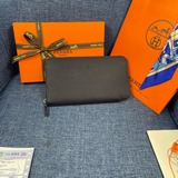 Оригинальный кожаный кошелек Hermès с текстурой личи, произведенный во Франции. 