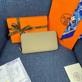 Оригинальный кожаный кошелек Hermès с текстурой личи, произведенный во Франции. 