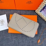 Оригинальный кожаный кошелек Hermès с текстурой личи, произведенный во Франции. 