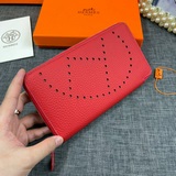 Оригинальный кожаный кошелек Hermès с текстурой личи, произведенный во Франции. 