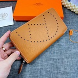 Оригинальный кожаный кошелек Hermès с текстурой личи, произведенный во Франции. 