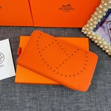 Оригинальный кожаный кошелек Hermès с текстурой личи, произведенный во Франции. 