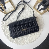 Новая модель Miumiu изготовлена из импортной кожи ягненка (полностью кожаная) и 