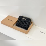 Бренд： miumiu 504 Цвет： черный Размер： 11,5*10*3 Описание：