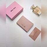 Игривый принт в горошек от Miu Miu украшает этот изящный и лаконичный чехол для 