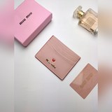 Кожаный держатель для карт Miu Miu Madras украшен небольшим красным сердечком и 