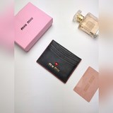 Кожаный держатель для карт Miu Miu Madras украшен небольшим красным сердечком и 