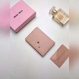 Карточный футляр из кожи козы madras от miumiu украшен красным металлическим сер