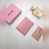 [Празднование] Классическая сумка Miu Miu из овечьей кожи [Роза] Фирменный узор 