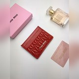 [Празднование] Классическая сумка Miu Miu из овечьей кожи [Роза] Фирменный узор 