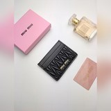[Празднование] Классическая сумка Miu Miu из овечьей кожи [Роза] Фирменный узор 
