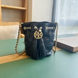 Новая версия мини-сумки TORY BURCH FLEMING из кожи овцы. Открытие сумки осуществ