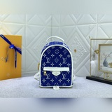 Обновленная версия оригинальной модели m46207. Этот мини-рюкзак Palm Springs от 