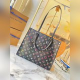 m46060 Черная сумка с цветной печатью, модель onthego, изготовлена из материала 