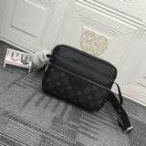 m30233 m30241 m30243 Louis Vuitton представляет кожаную сумку Taga с монограммой