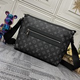 m44223 Эта модель Odyssey изготовлена из ткани Monogram Eclipse.