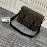 Сумка-мессенджер m41500 christopher сочетает в себе элегантность и практичность.