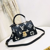 lv m46008 45976 Эта сумка madeleine bb изготовлена из мономатериала.