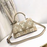 lv m46008 45976 Эта сумка madeleine bb изготовлена из мономатериала.