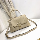 lv m46008 45976 Эта сумка madeleine bb изготовлена из мономатериала.