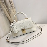 lv m46008 45976 Эта сумка madeleine bb изготовлена из мономатериала.