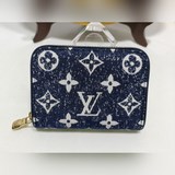 M81185 Этот кошелек на молнии из джинсовой ткани с узором Monogram дополнен дета