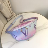 Внутри коробки представлены новые модели поясных сумок Bumbag, модели m43644 и m