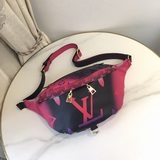 Внутри коробки представлены новые модели поясных сумок Bumbag, модели m43644 и m