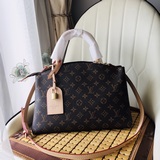 Новая модель сумки от Louis Vuitton, изготовленная из натуральной кожи, с тиснен