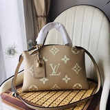 Новая модель сумки от Louis Vuitton, изготовленная из натуральной кожи, с тиснен