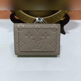 M80152/M80151  Кошелек Cléa выполнен из кожи Monogram Empre.