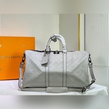 Классическая дорожная сумка Louis Vuitton Keepall из кожи Monogram Shadow.