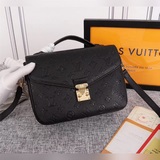 40780 Семицветный товар. Улучшенное качество. Эта модель pochette métis отличает