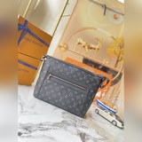 m44223 Эта модель Odyssey изготовлена из ткани Monogram Eclipse.
