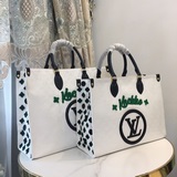 m20815, m20816 Эта сумка onthego изготовлена из вышитого жаккардового материала 