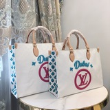 m20815, m20816 Эта сумка onthego изготовлена из вышитого жаккардового материала 