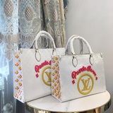 m20815, m20816 Эта сумка onthego изготовлена из вышитого жаккардового материала 